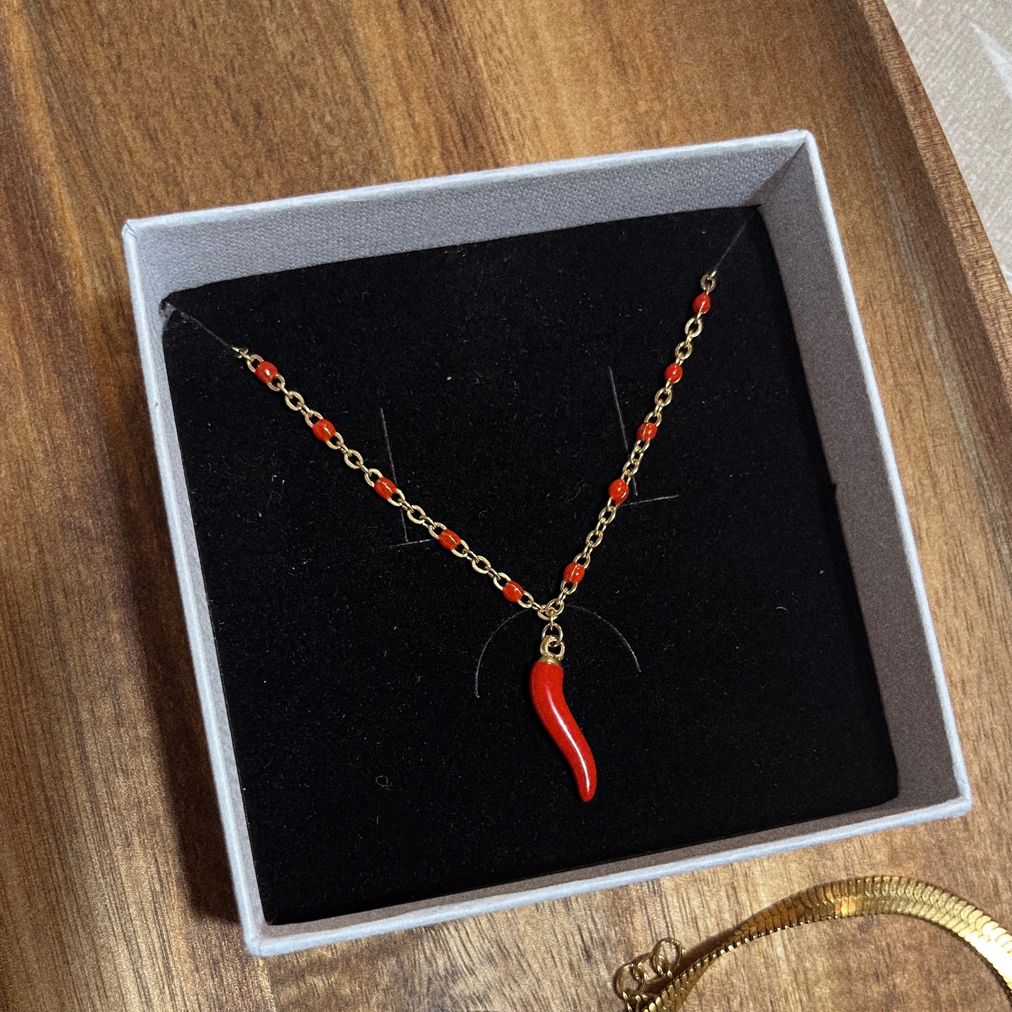 Collar chili y puntitos rojos
